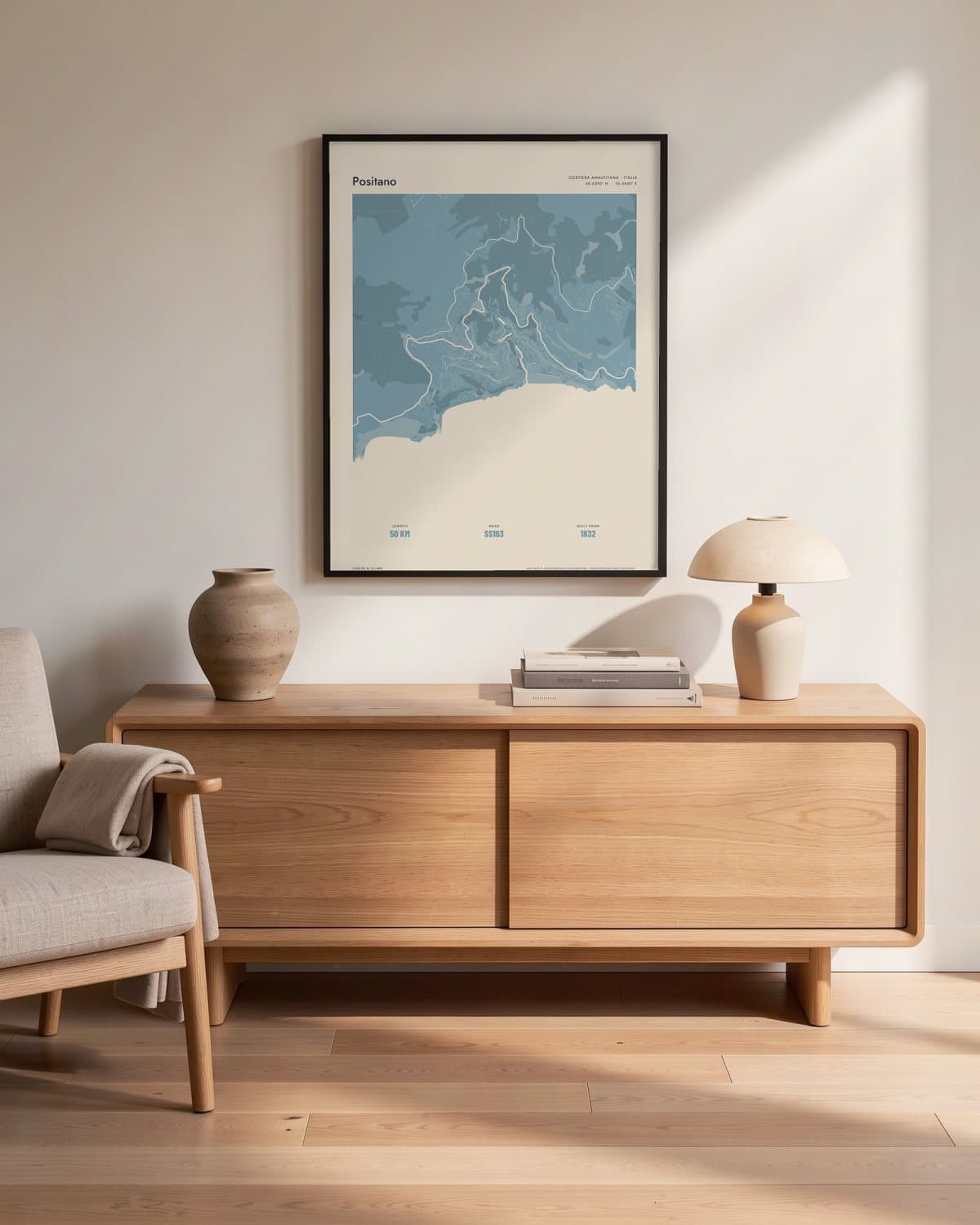 Positano Atlas Dusky Blue kaartposter in een zwarte lijst (45 × 60 cm) in een woonkamer