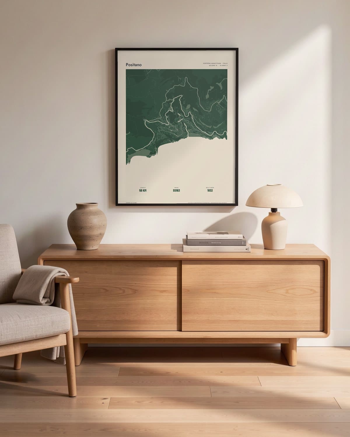 Positano Atlas Forest kaartposter in een zwarte lijst (45 × 60 cm) in een woonkamer