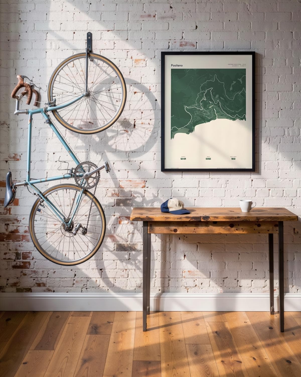 Positano Atlas Forest kaartposter in een zwarte lijst (45 × 60 cm) in een loft met een klassieke racefiets