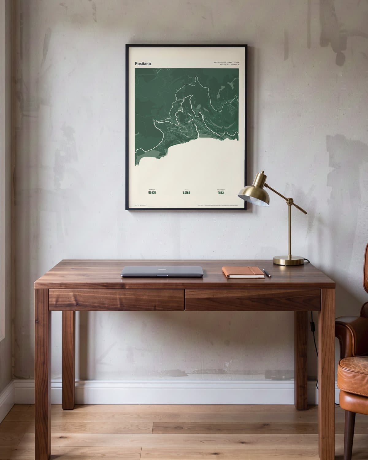 Positano Atlas Forest kaartposter in een zwarte lijst (45 × 60 cm) in een werkkamer