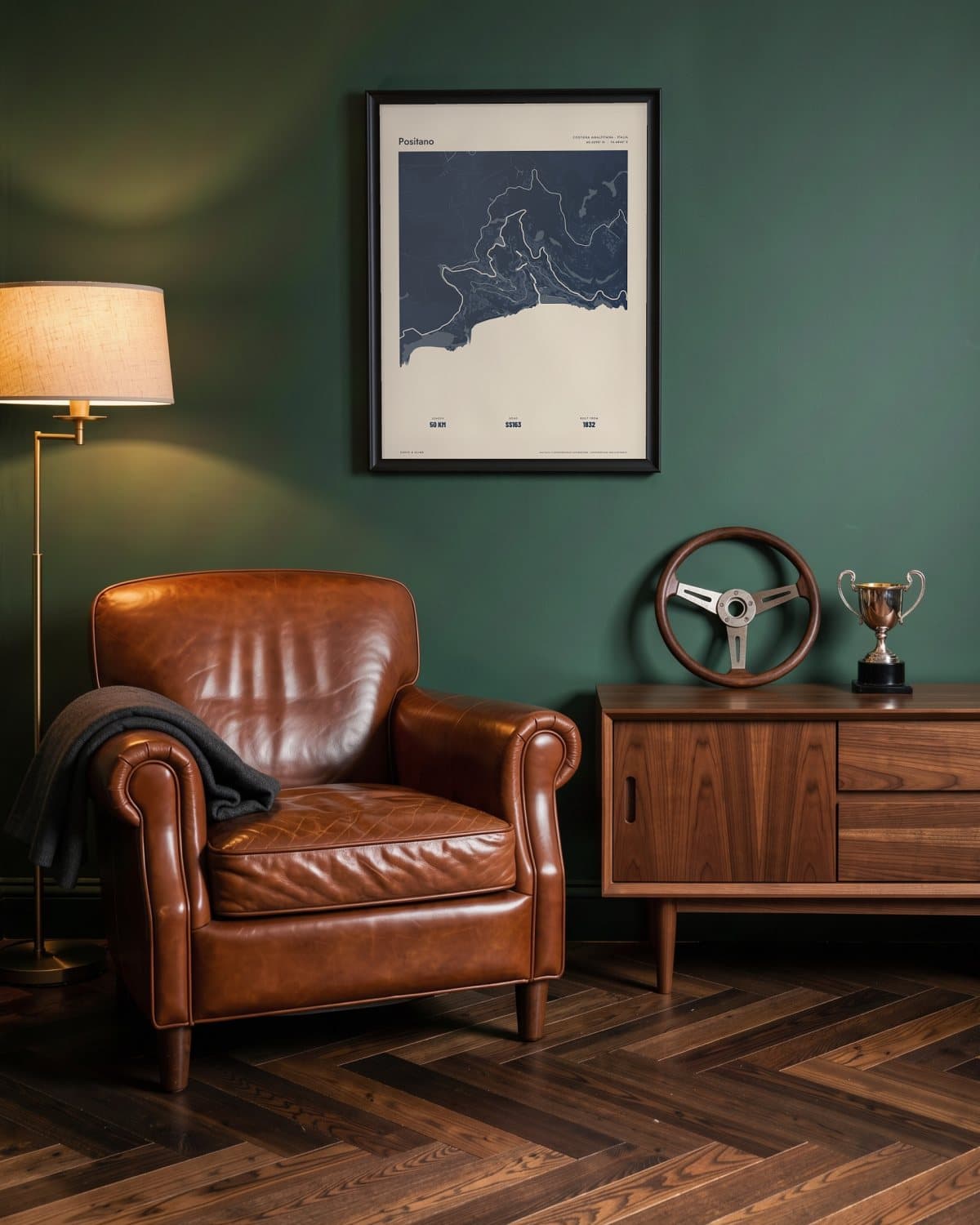 Positano Atlas Navy kaartposter in een zwarte lijst (45 × 60 cm) in een groene leeskamer