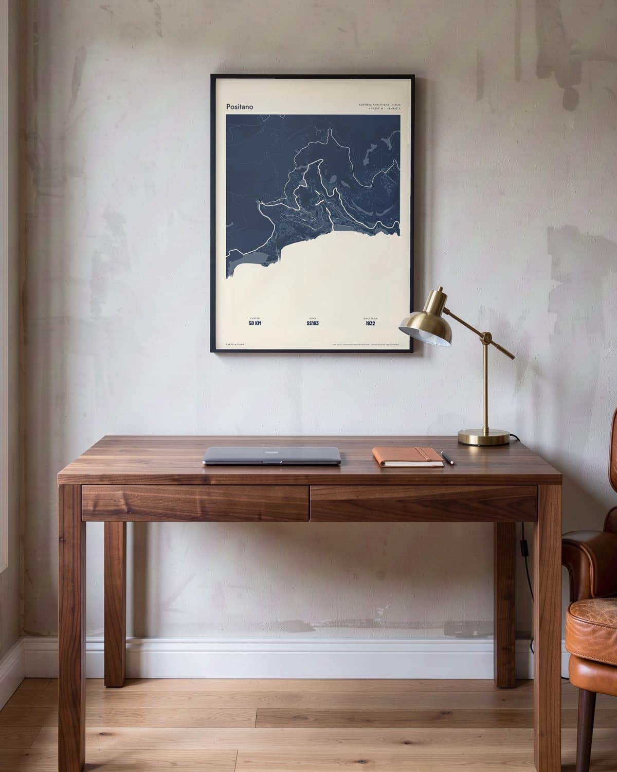 Positano Atlas Navy kaartposter in een zwarte lijst (45 × 60 cm) in een werkkamer