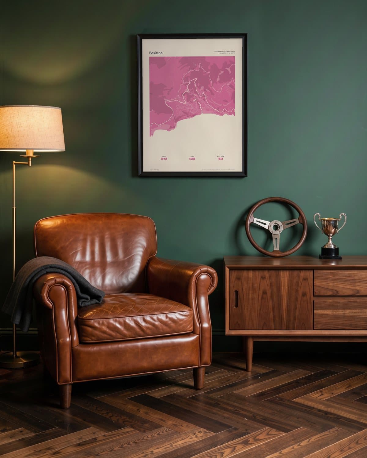 Positano Atlas Pink kaartposter in een zwarte lijst (45 × 60 cm) in een groene leeskamer