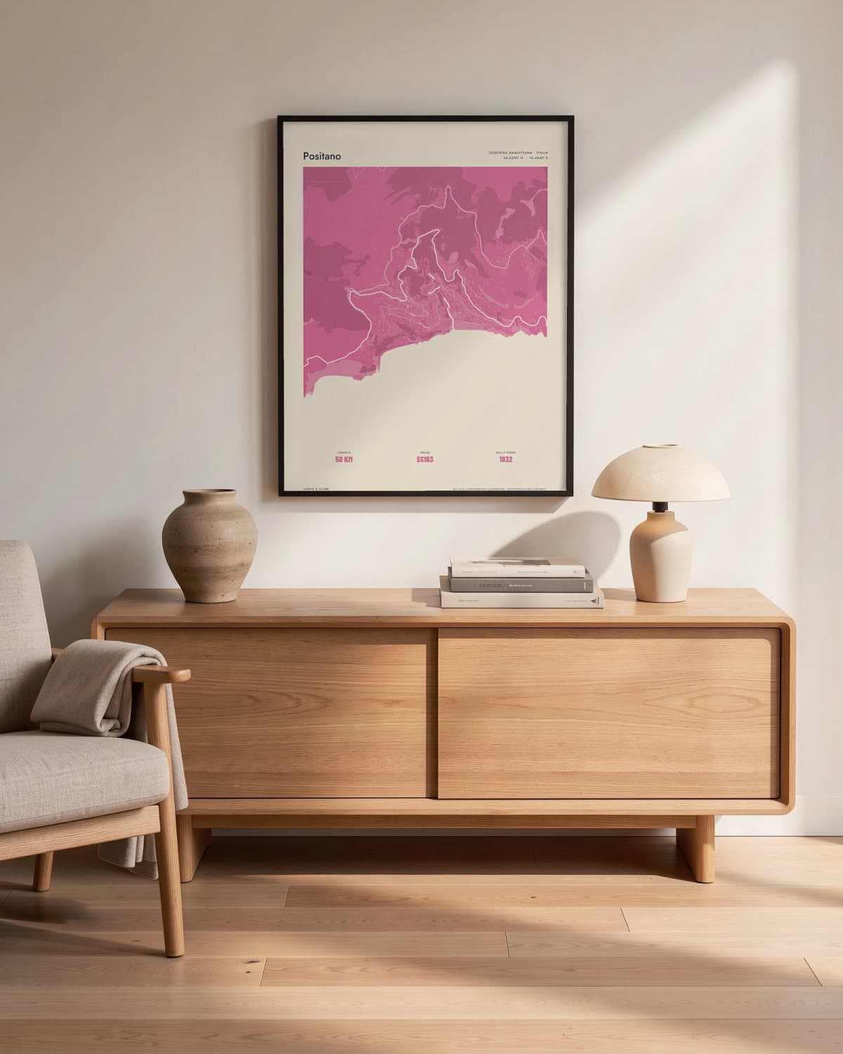 Positano Atlas Pink kaartposter in een zwarte lijst (45 × 60 cm) in een woonkamer