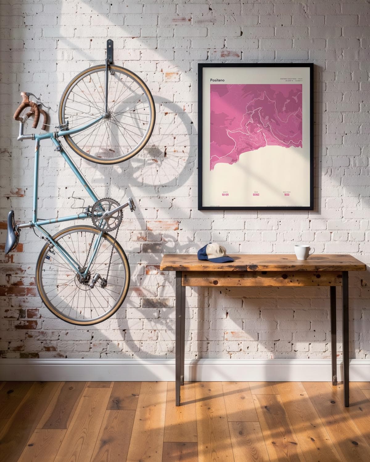 Positano Atlas Pink kaartposter in een zwarte lijst (45 × 60 cm) in een loft met een klassieke racefiets