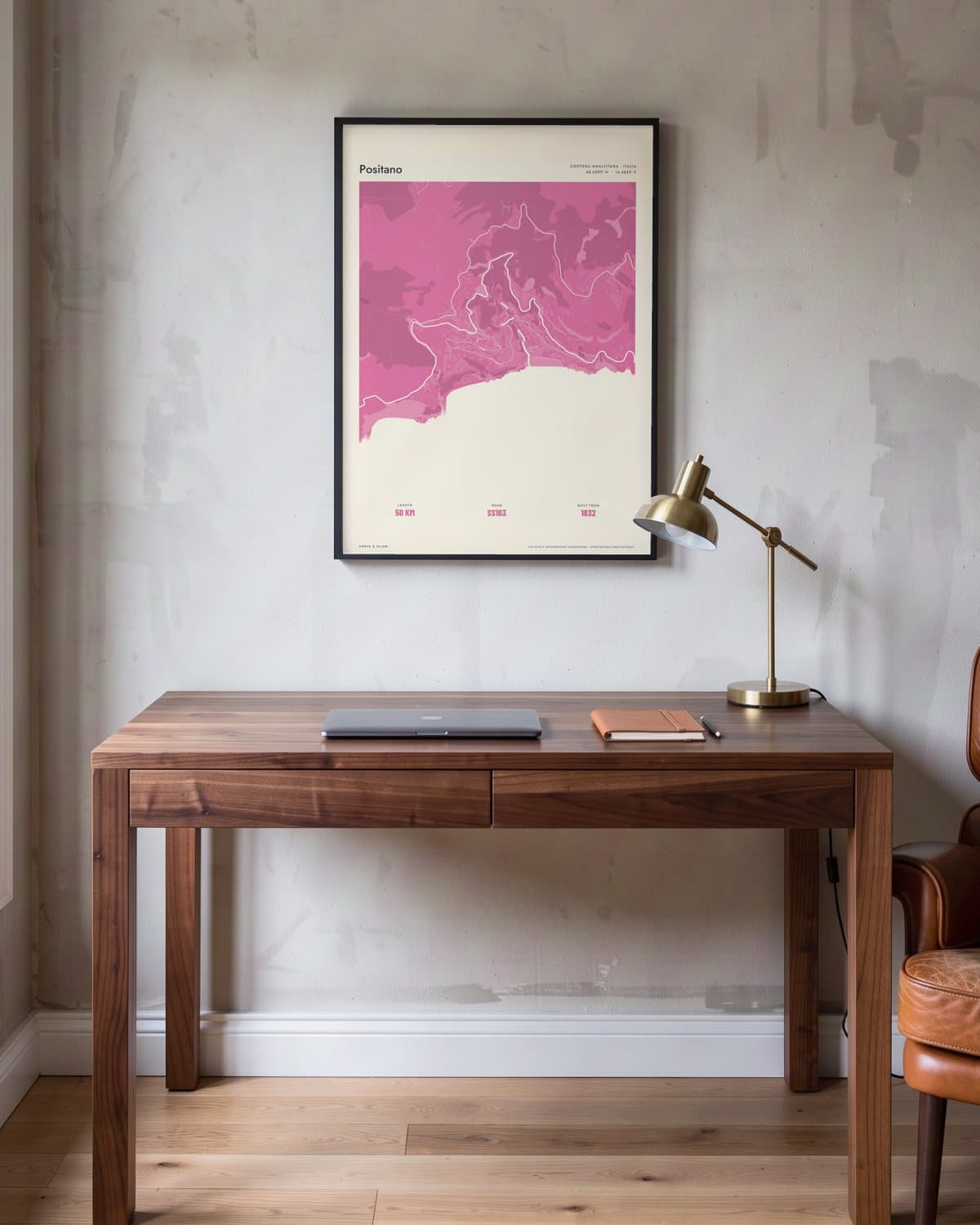 Positano Atlas Pink kaartposter in een zwarte lijst (45 × 60 cm) in een werkkamer