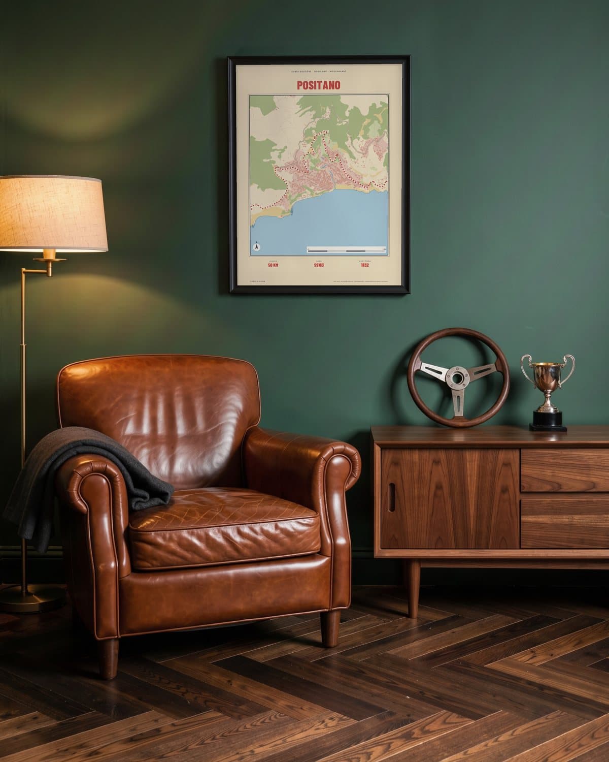 Positano Carte Routière kaartposter in een zwarte lijst (45 × 60 cm) in een groene leeskamer