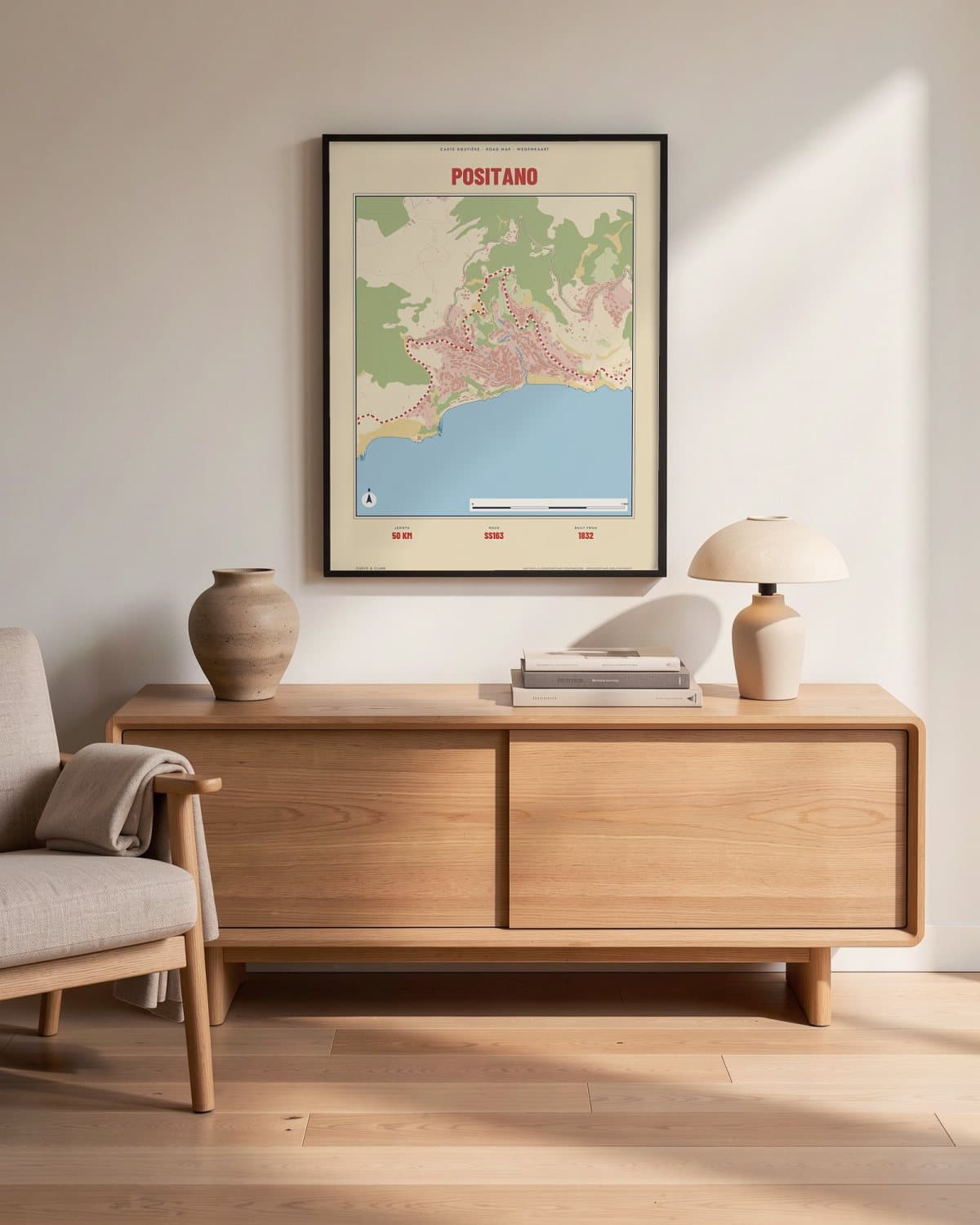 Positano Carte Routière kaartposter in een zwarte lijst (45 × 60 cm) in een woonkamer
