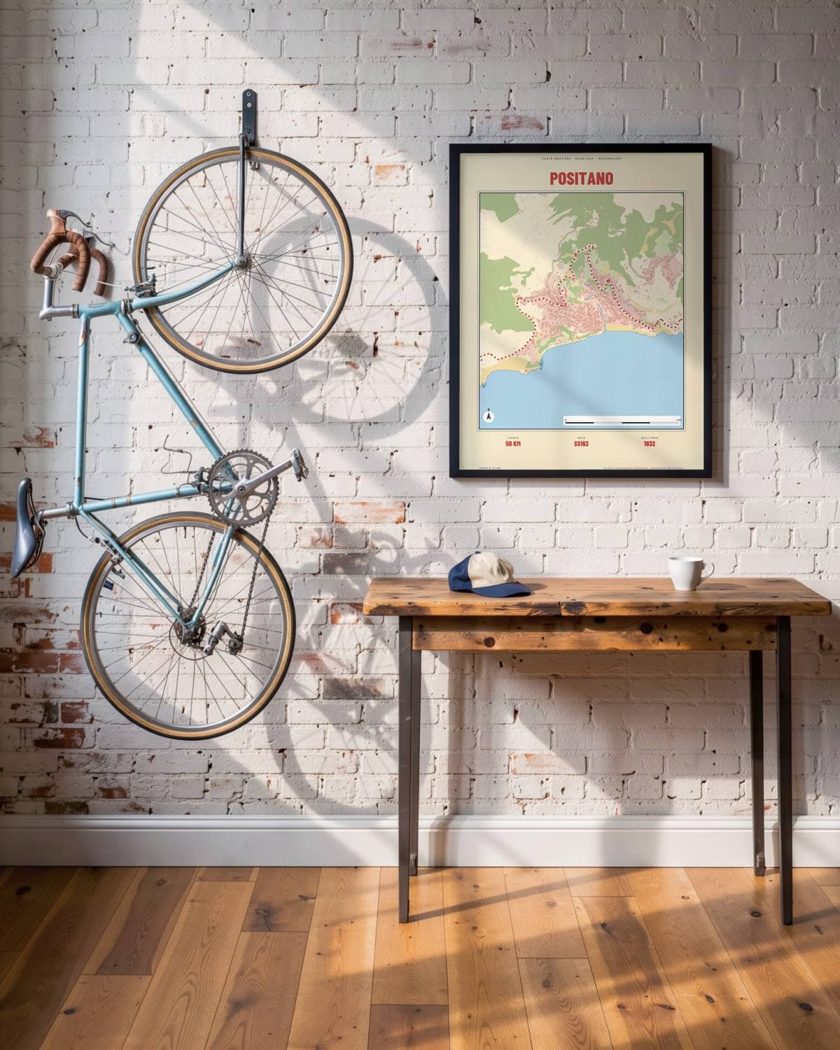 Positano Carte Routière kaartposter in een zwarte lijst (45 × 60 cm) in een loft met een klassieke racefiets