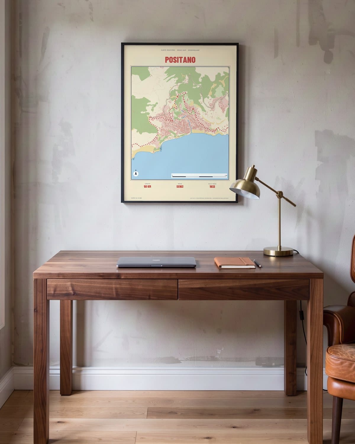 Positano Carte Routière kaartposter in een zwarte lijst (45 × 60 cm) in een werkkamer