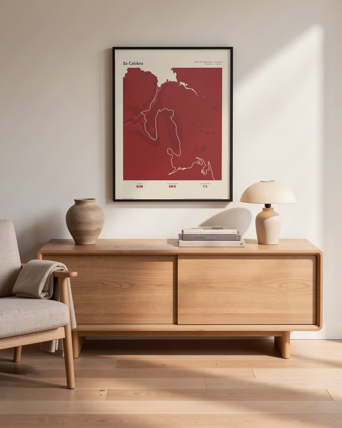 Sa Calobra Atlas Deep Red kaartposter in een zwarte lijst (45 × 60 cm) in een woonkamer