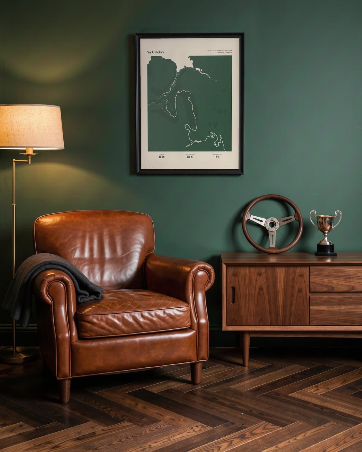 Sa Calobra Atlas Forest kaartposter in een zwarte lijst (45 × 60 cm) in een groene leeskamer