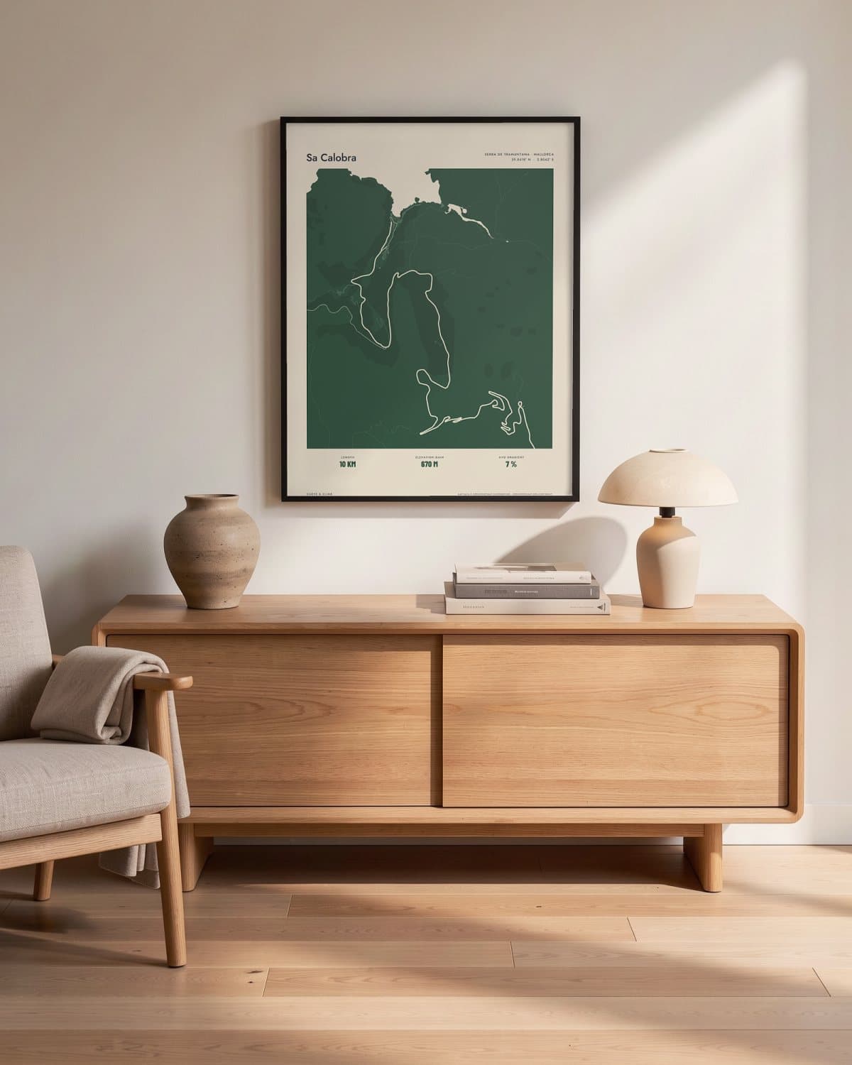 Sa Calobra Atlas Forest kaartposter in een zwarte lijst (45 × 60 cm) in een woonkamer