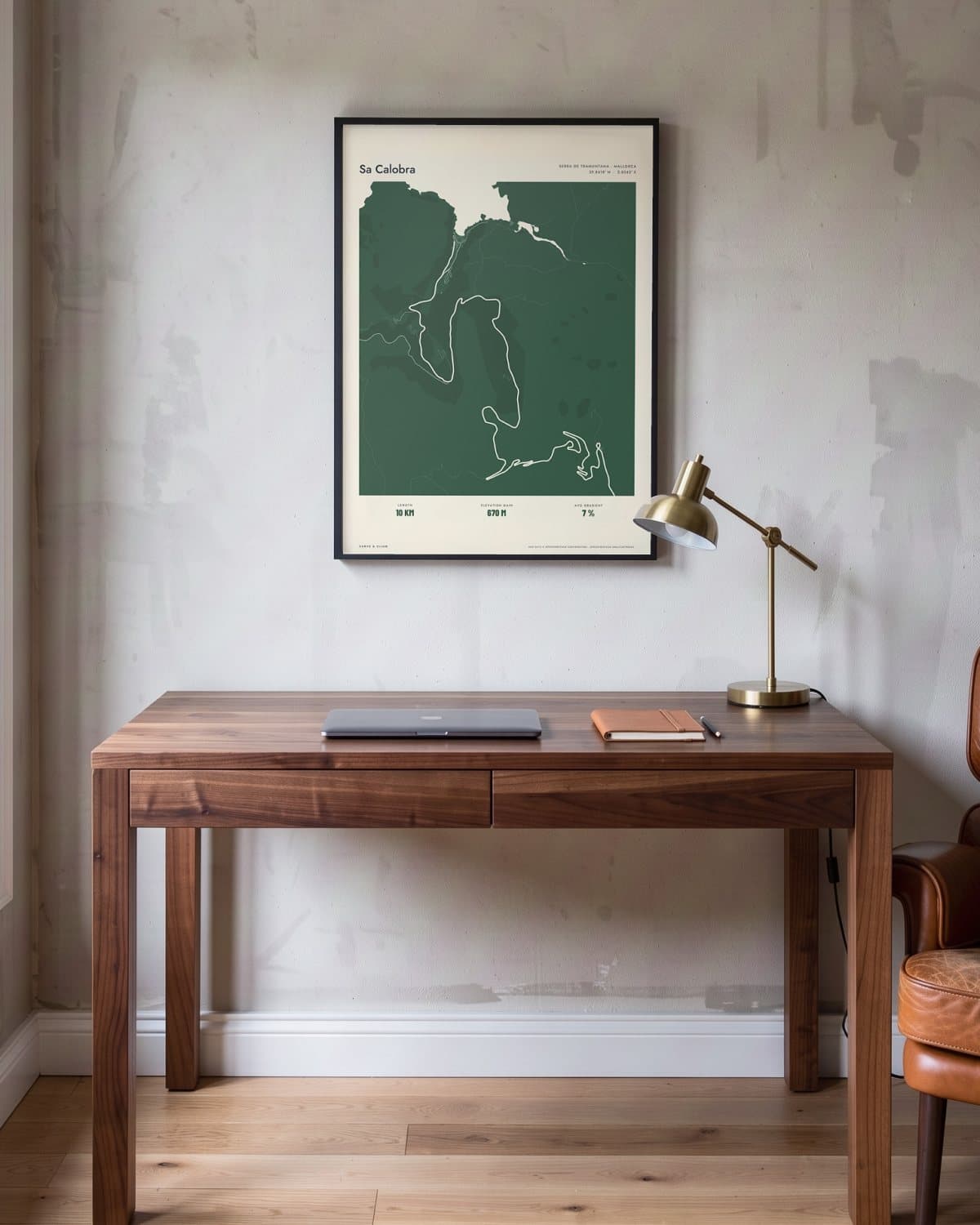 Sa Calobra Atlas Forest kaartposter in een zwarte lijst (45 × 60 cm) in een werkkamer