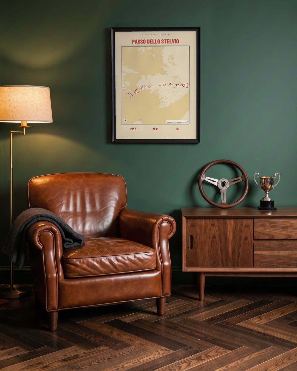 Passo dello Stelvio Carte Routière kaartposter in een zwarte lijst (45 × 60 cm) in een groene leeskamer