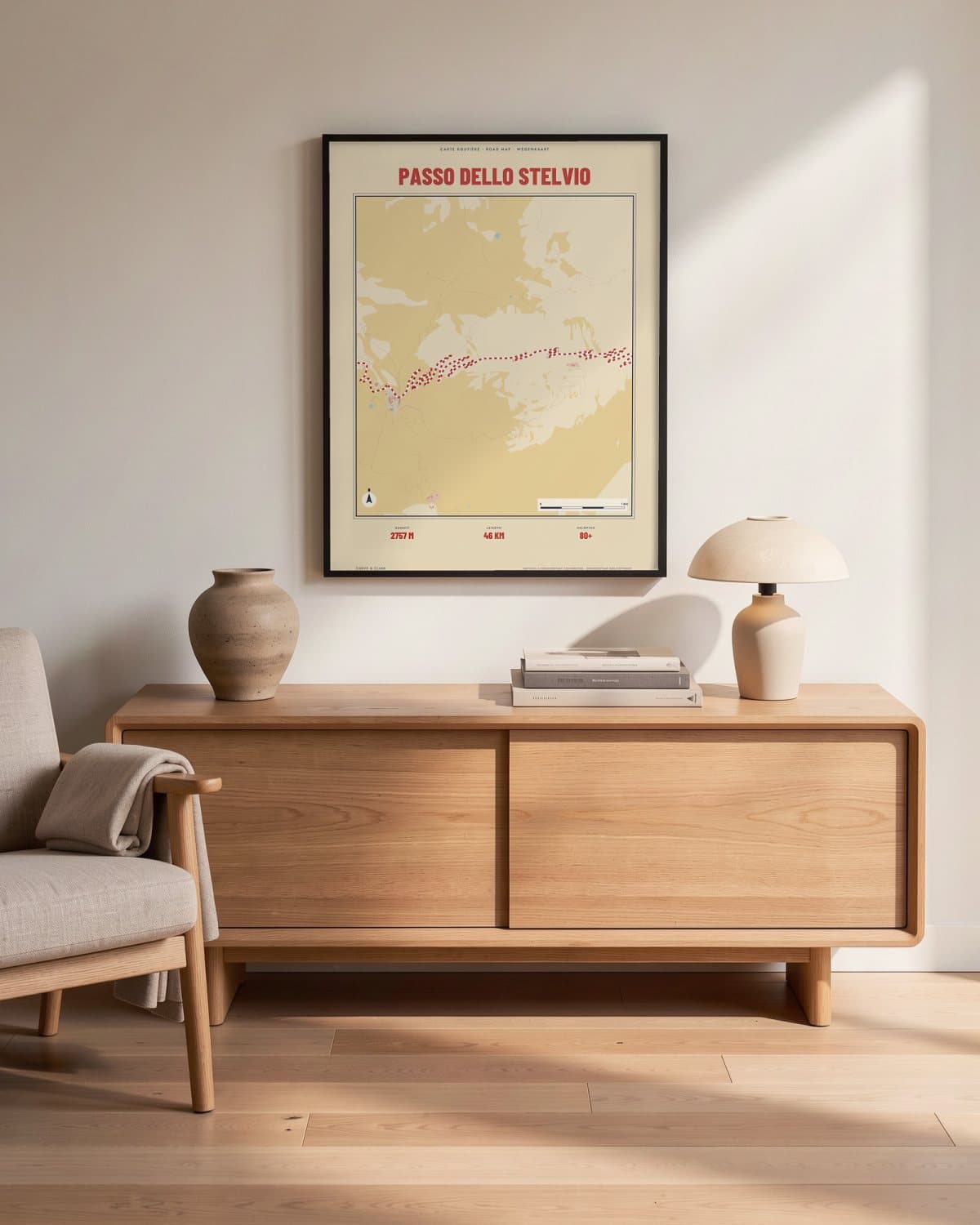 Passo dello Stelvio Carte Routière kaartposter in een zwarte lijst (45 × 60 cm) in een woonkamer