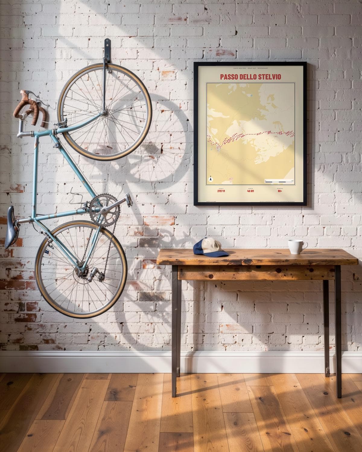 Passo dello Stelvio Carte Routière kaartposter in een zwarte lijst (45 × 60 cm) in een loft met een klassieke racefiets