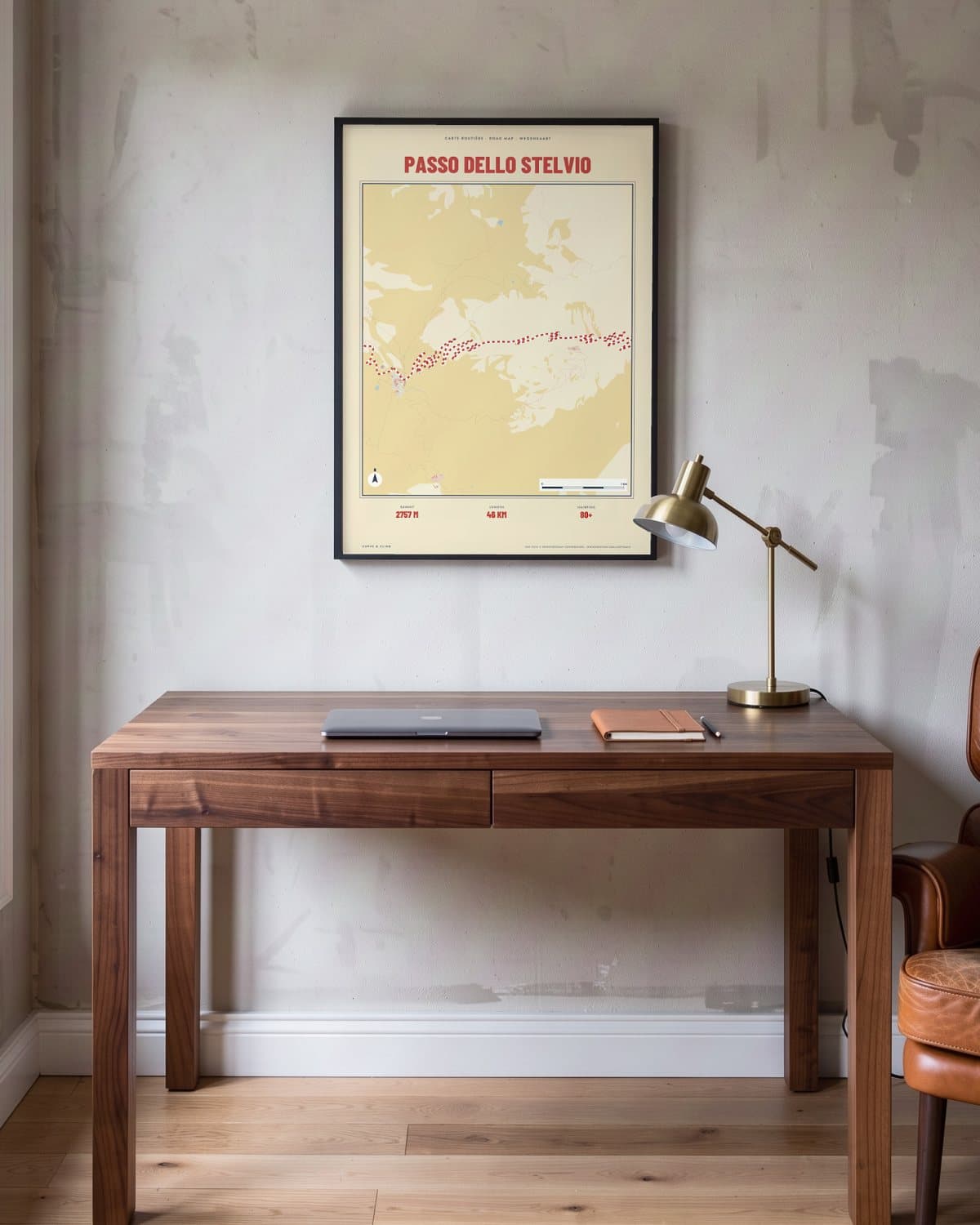 Passo dello Stelvio Carte Routière kaartposter in een zwarte lijst (45 × 60 cm) in een werkkamer
