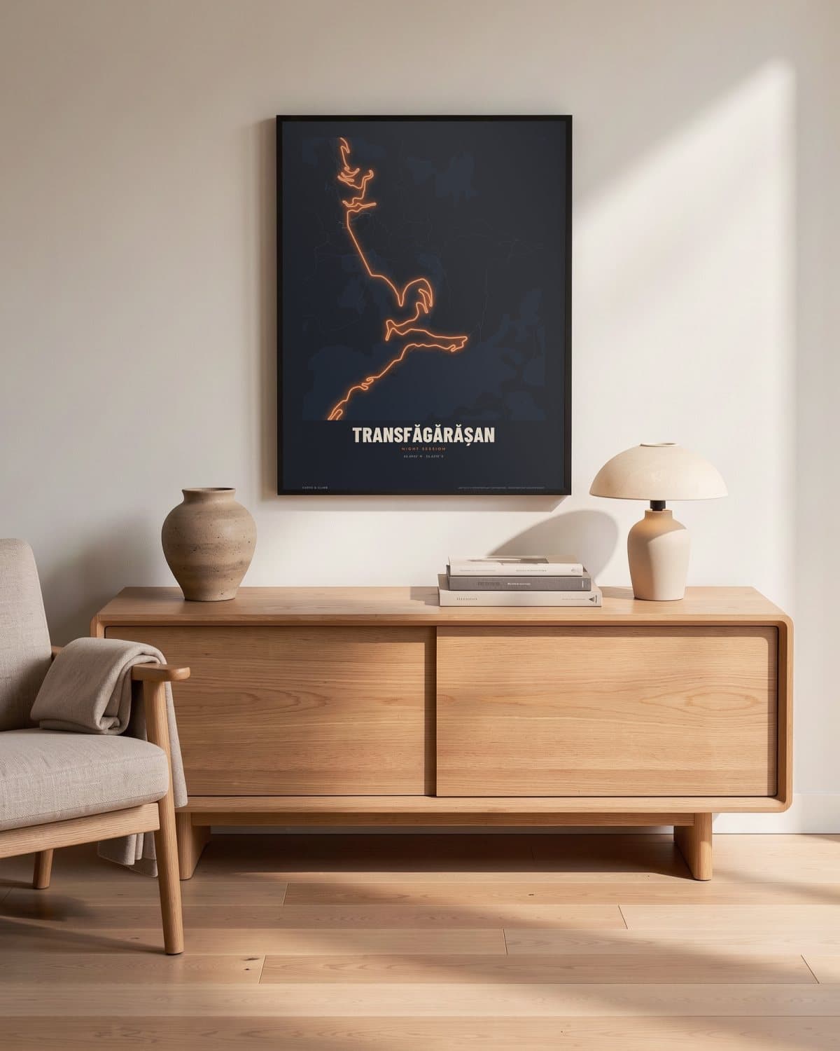 Transfăgărășan Night Session kaartposter in een zwarte lijst (45 × 60 cm) in een woonkamer