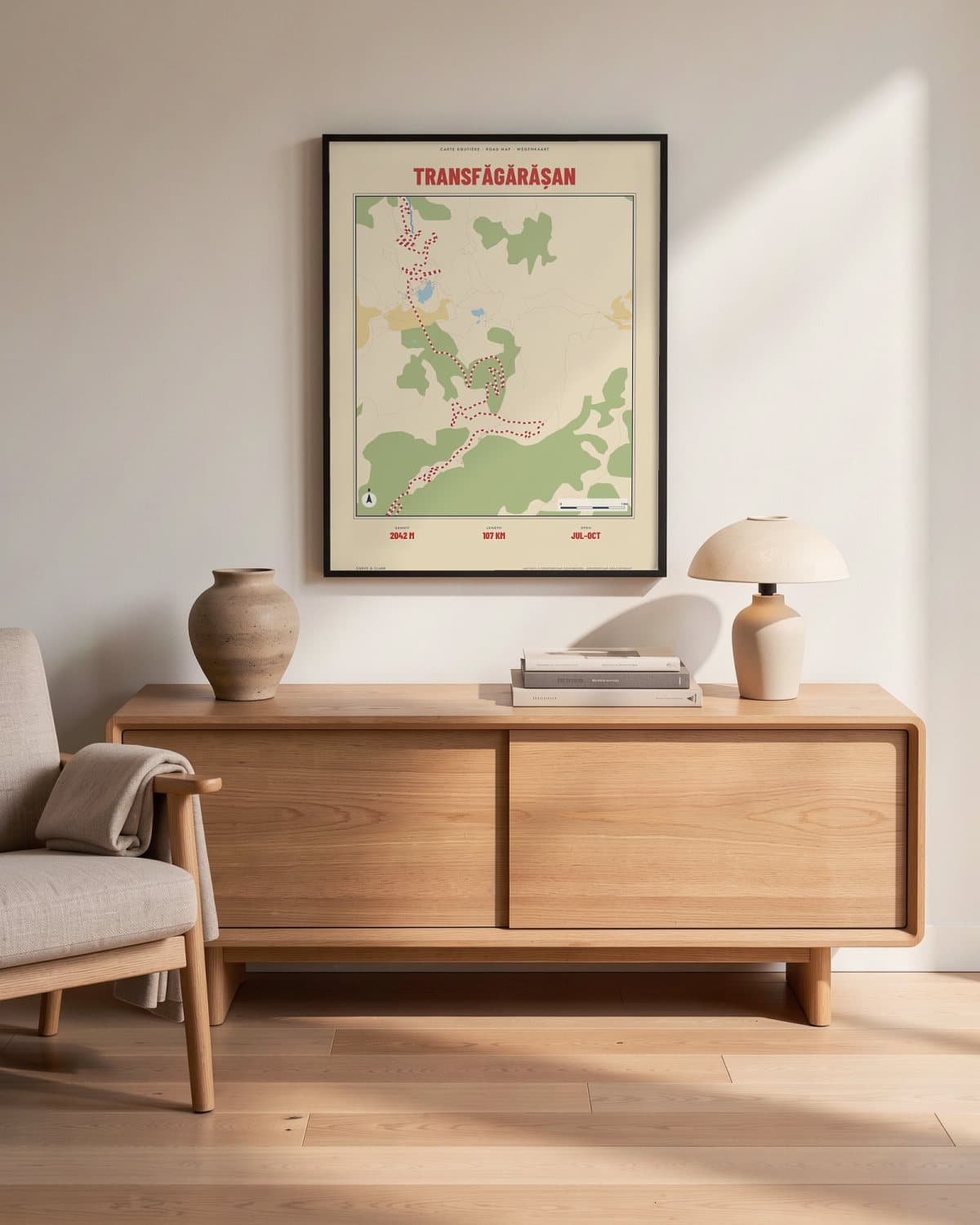 Transfăgărășan Carte Routière kaartposter in een zwarte lijst (45 × 60 cm) in een woonkamer