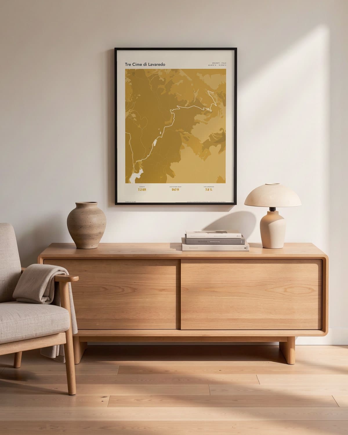 Tre Cime di Lavaredo Atlas Mustard kaartposter in een zwarte lijst (45 × 60 cm) in een woonkamer