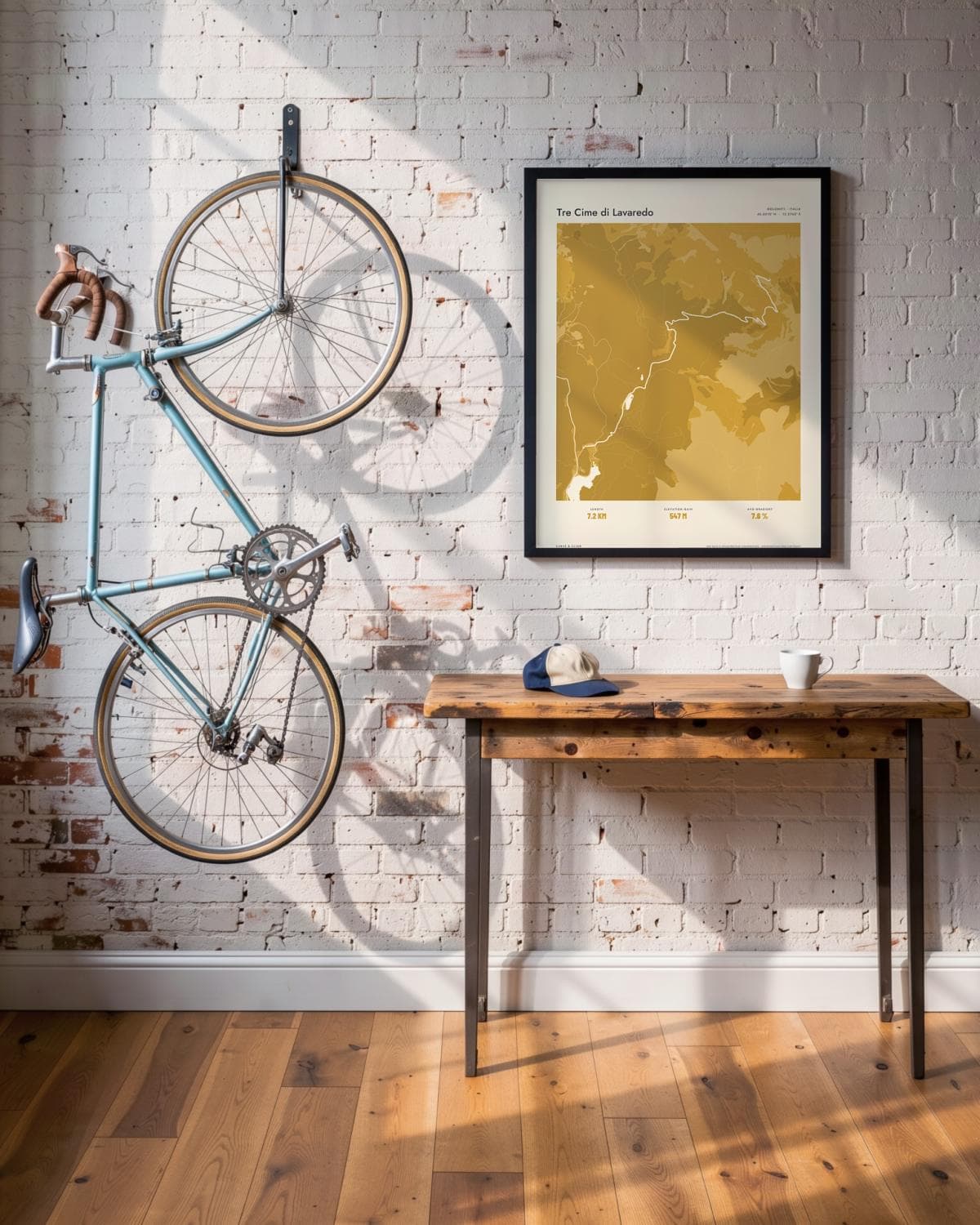 Tre Cime di Lavaredo Atlas Mustard kaartposter in een zwarte lijst (45 × 60 cm) in een loft met een klassieke racefiets
