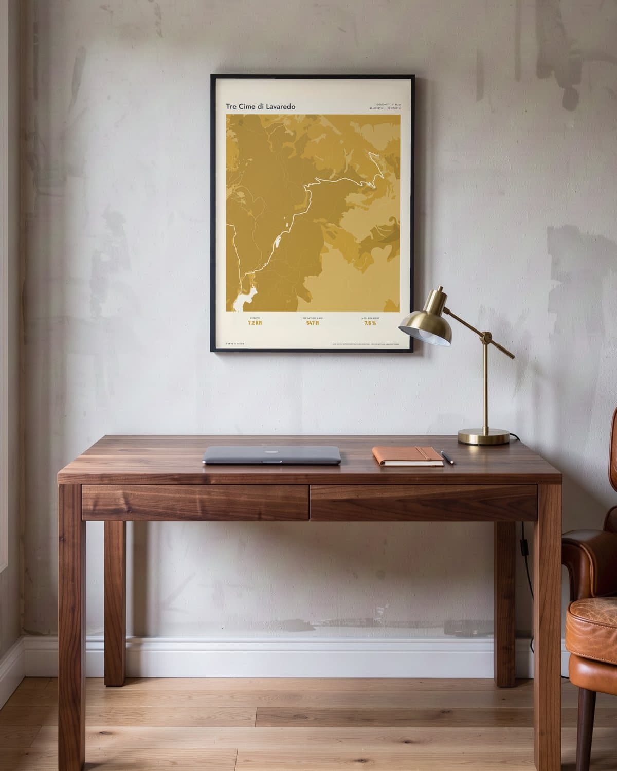 Tre Cime di Lavaredo Atlas Mustard kaartposter in een zwarte lijst (45 × 60 cm) in een werkkamer