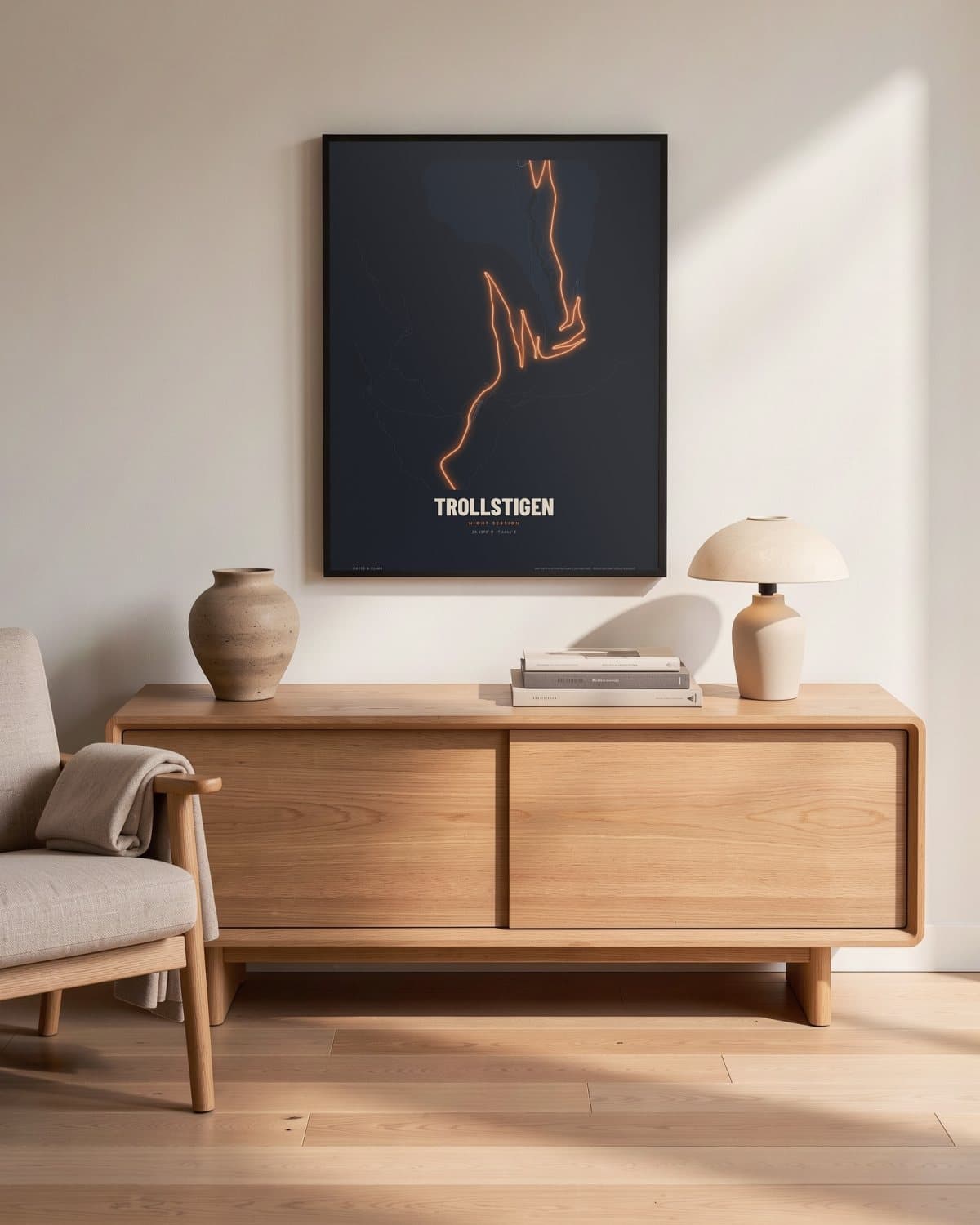 Trollstigen Night Session kaartposter in een zwarte lijst (45 × 60 cm) in een woonkamer