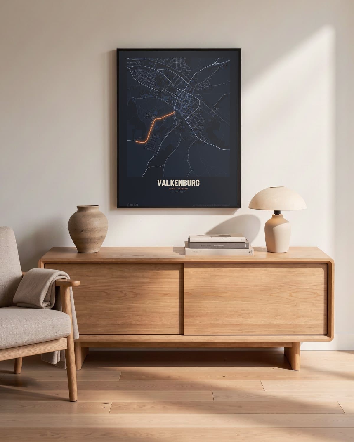 Valkenburg Night Session kaartposter in een zwarte lijst (45 × 60 cm) in een woonkamer
