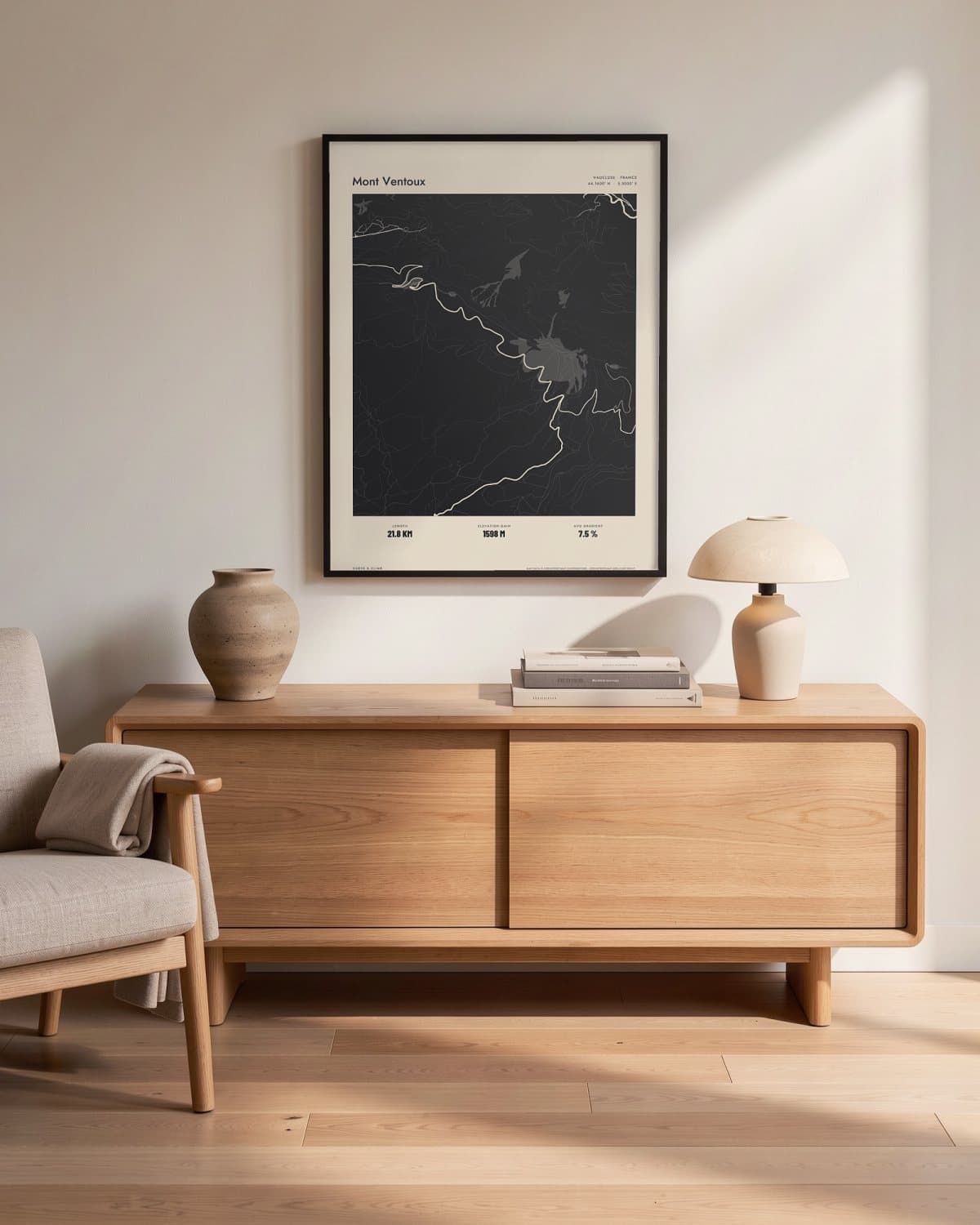 Mont Ventoux Atlas Black kaartposter in een zwarte lijst (45 × 60 cm) in een woonkamer