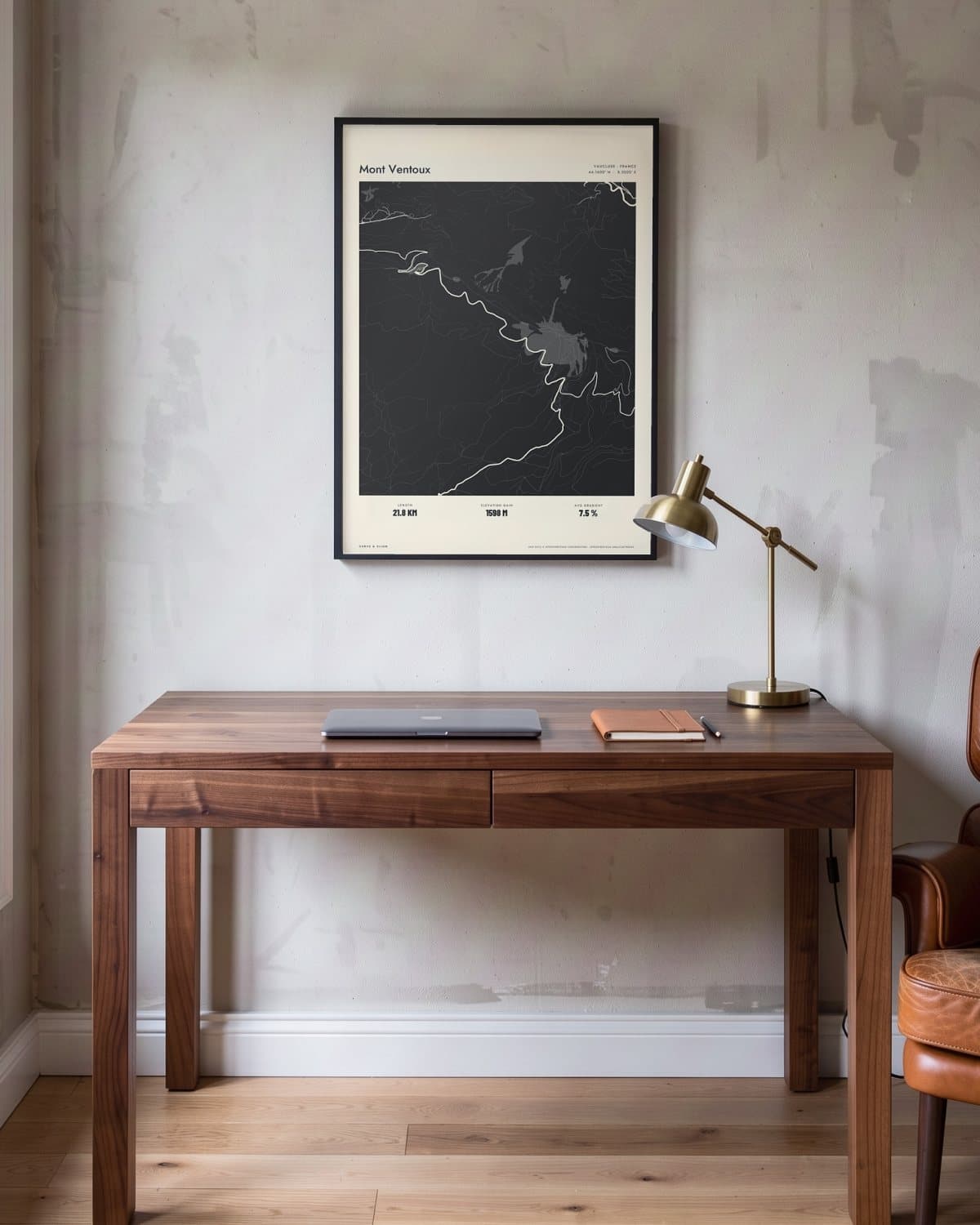 Mont Ventoux Atlas Black kaartposter in een zwarte lijst (45 × 60 cm) in een werkkamer