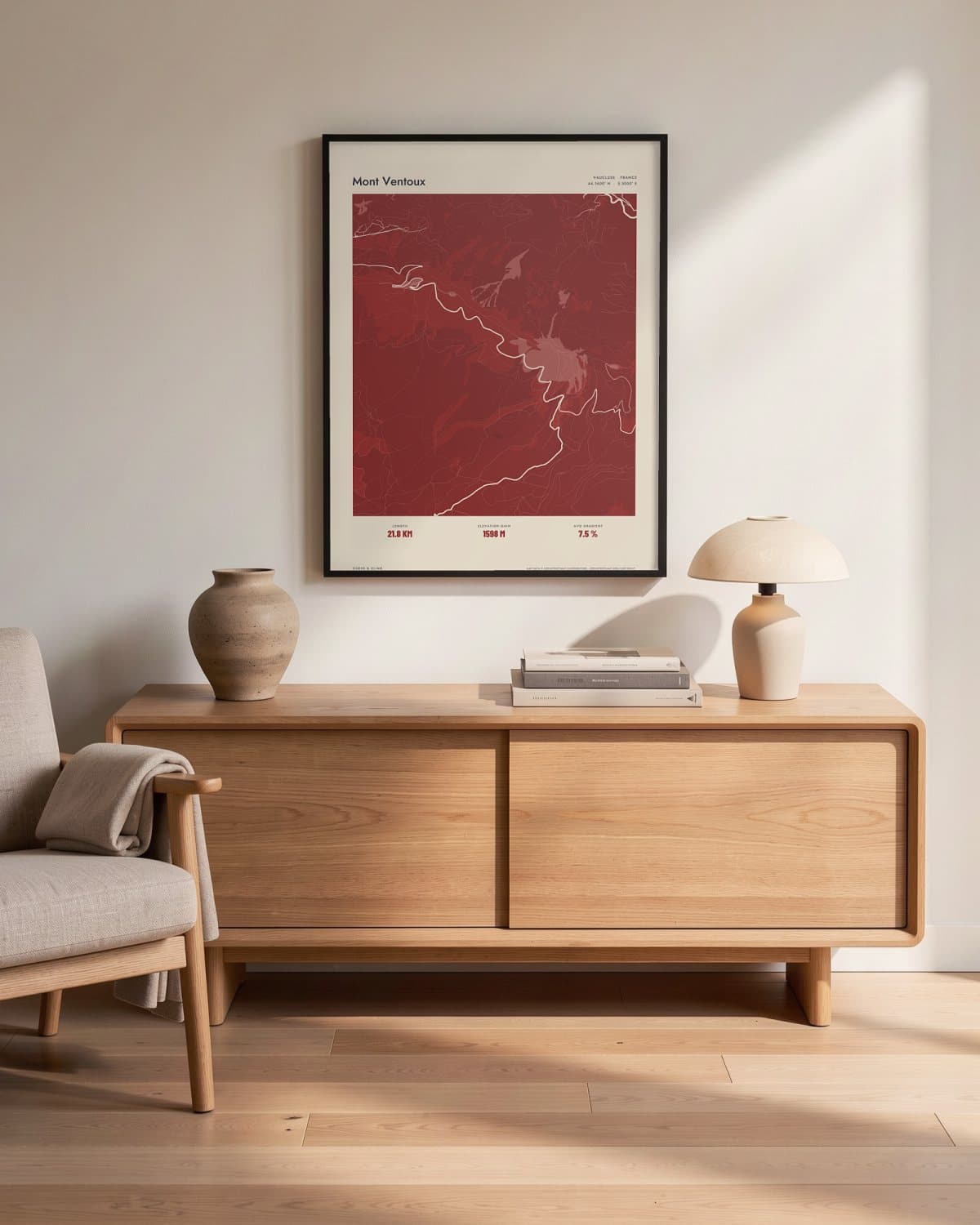 Mont Ventoux Atlas Deep Red kaartposter in een zwarte lijst (45 × 60 cm) in een woonkamer