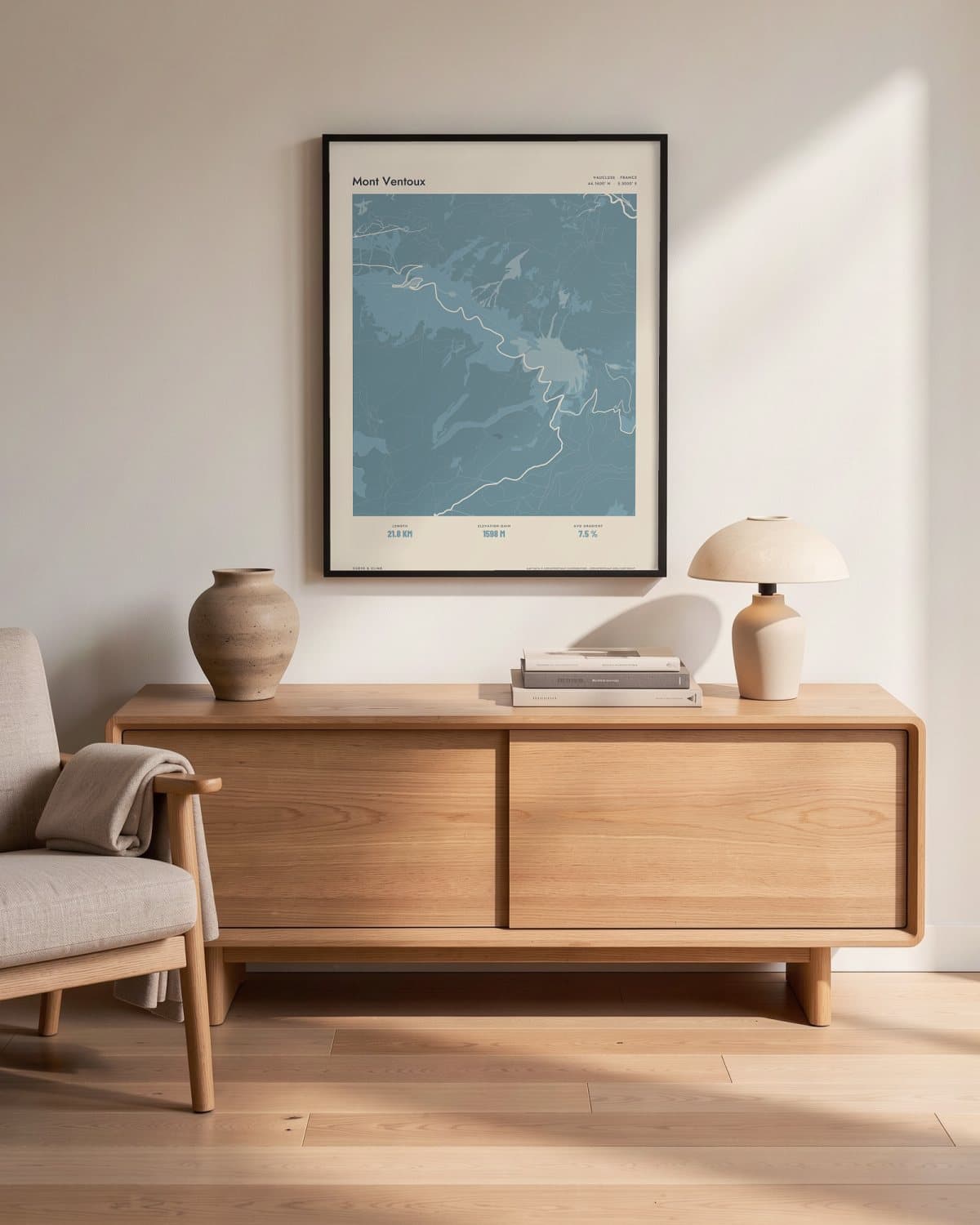 Mont Ventoux Atlas Dusky Blue kaartposter in een zwarte lijst (45 × 60 cm) in een woonkamer
