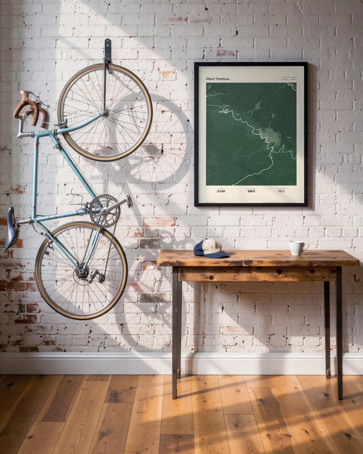 Mont Ventoux Atlas Forest kaartposter in een zwarte lijst (45 × 60 cm) in een loft met een klassieke racefiets