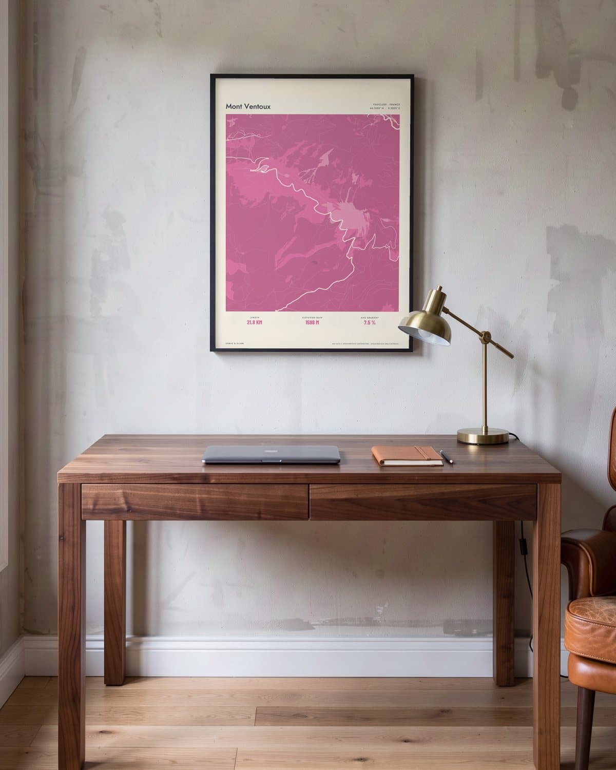 Mont Ventoux Atlas Pink kaartposter in een zwarte lijst (45 × 60 cm) in een werkkamer